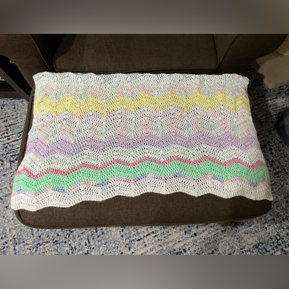 Handmade Knit Crochet Baby Blanket 34.5 X 41 inches in excellent condition